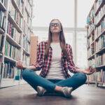 Frau macht Yoga in der Bibliothek